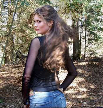 Maddie als Fotomodell 2006, rckwrts schauend im Wald