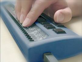 Finger liest auf einer Braille-Zeile