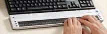 80er-Braille-Zeile vor einer Normal-Tastatur