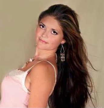 Maddie als Fotomodell 2006, nach hinten gebeugt mit fallendem Haar