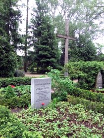 Ehrengrab von Oskar Picht in der Nähe des großen Holzkreuzes