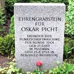 Ehrengrabstein für Oskar Picht, Erfinder der Punktschriftmaschine für Blinde 1901