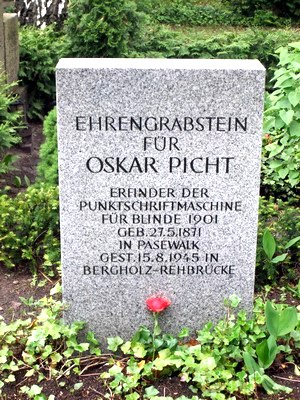 Vorderansicht des Grabsteines: 'Ehrengrabstein für Oskar Picht / Erfinder der Punktschriftmaschine für Blinde 1901 / geb. 27.5.1871 / gest. 15.8.1945 in Bergholz-Rehbrücke'