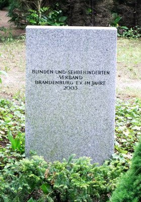 Rückansicht des Grabsteines: 'Blinden- und Sehbehindertenverband Brandenburg e.V. im Jahre 2003'